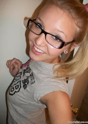 Темноволосый подросток делает селфи, раздеваясь, чтобы потрогать пальцами свою киску