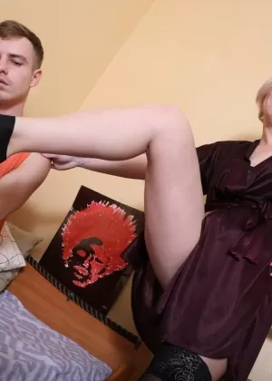 Блондинка любительница Лииса полностью раздевается перед мастурбацией вибратором