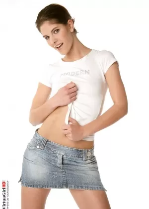 Белокурая толстушка Саманта поиграла со своими ногами, прежде чем сделать футфетиш