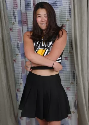 Гибкая болельщица Меган Рис обнажает свои крошечные сиськи и пышную задницу