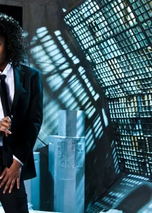 Грудастая брюнетка София Луччи лижет винтовку, прежде чем обнажить свою киску в поле