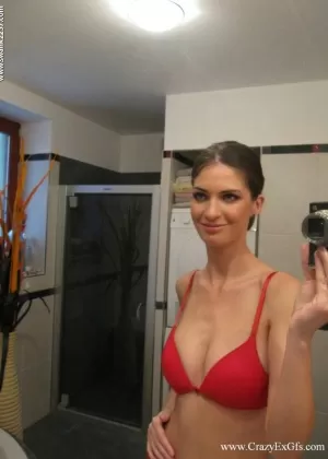 Очаровательная красотка раздевается перед зеркалом и представляет себя 48528838