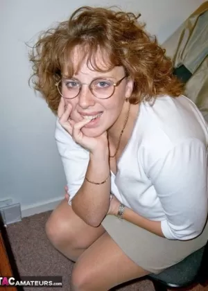 Блондинка пума обнажает свои большие сиськи перед минетом от первого лица