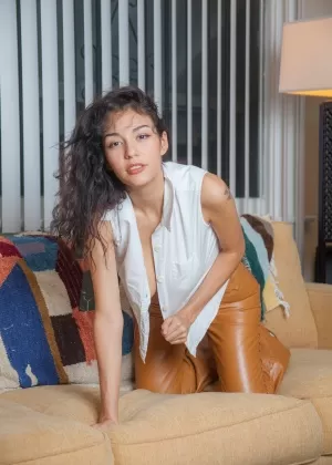 Любительская модель Джессем Флойд обнажает свои большие натуральные сиськи в кожаных штанах