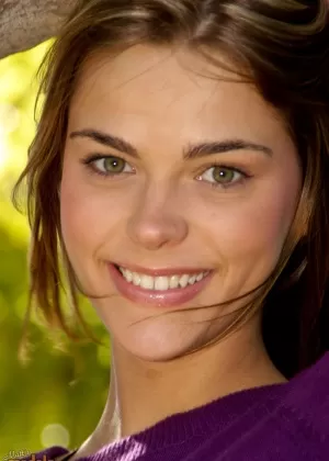 Молодая блондинка Ониска раздевается догола в очках и черных гольфах выше колен