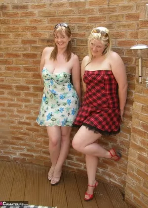 Толстая пожилая блондинка Лекси Каммингс кончает на свою большую задницу в лесу