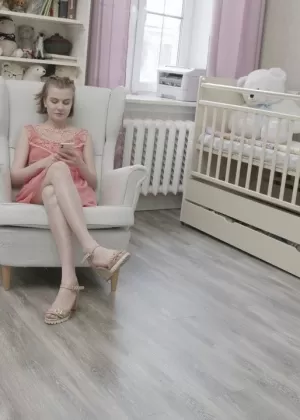 Бледная 18-летняя Лана Брокс слизывает сперму с члена после траха