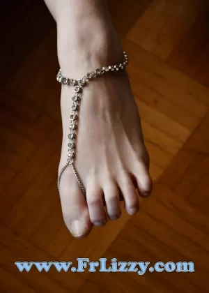 Натуральная блондинка Келли Фокс лежит на надувном матрасе в одних солнцезащитных очках