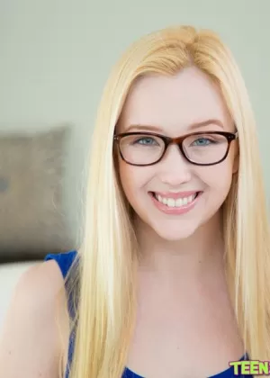 Молоденькая блондинка Анастасия Найт получает урок минета от Табаты Джордан