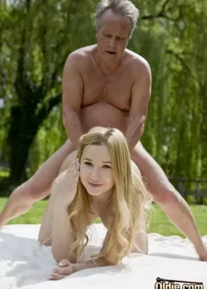 Сладкую молодую блондинку Черри Брайт трахает член Олдмана в парке