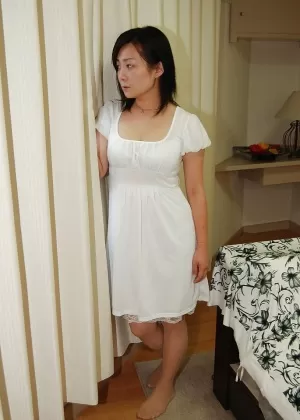 Великолепную зрелую Йошико Макихару жестко трахают в ее тугую попку