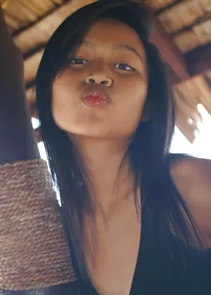 Милая латиноамериканка Юризан Белтран раздевается и раздвигает ноги