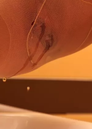 Грудастая брюнетка в чулках без промежности делает злой минет перед трахом