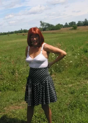 Грудастая любительская мамаша позирует совершенно голой на эстакаде шоссе