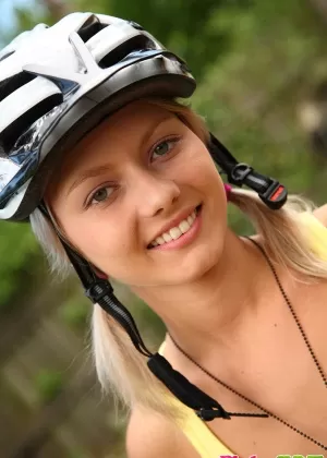 Милая девушка со светлыми волосами Пинки Джун мастурбирует в своем велосипедном шлеме