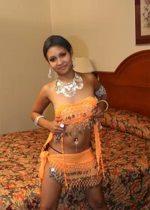 Грудастая индийская жена Соня целует своего мужчину, пока он делает селфи