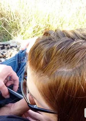 Брюнетка Свити Эбби и ее парень снимают домашнее секс видео на берегу реки