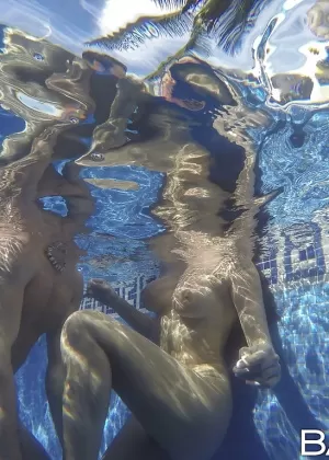 Молоденькая цыпочка Белла Скай раздвигает бритую пизду под водой на открытом воздухе в стиле Гонзо