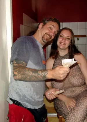 Зрелая толстушки шлюха Лин Бойд порвала свои нейлоновые колготки для доступа к киске