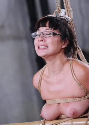 Грудастая азиатка Ава Дивайн трахается с черными и белыми петухами в наручниках