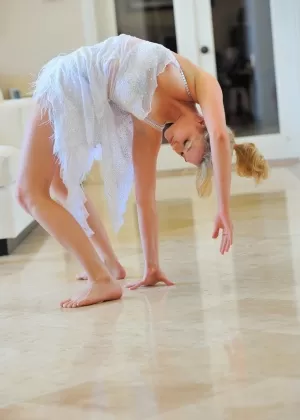 Акробатический горячий подросток в сексуальном платье растягивается, сверкая обнаженной киской и маленькими сиськами