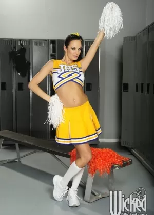 Стриптиз на открытой парковке от брюнетки порнозвезды Бруклин Дэниелс