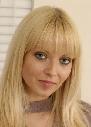 Молоденькая блондинка Яна мастурбирует после медленного стриптиза- это в книгах