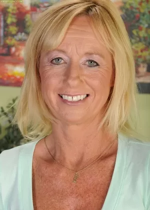 Зрелая любительница Диана Ананта полностью раздевается во время рождественского действа