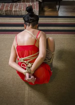 Сладкая Азиатская фетишистка Тайгер Бенсон получает в каждую дырочку по члену