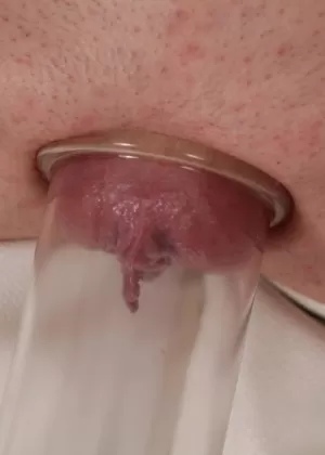 Бритая киска молоденькой красотки Золушки показана, пока она мастурбирует