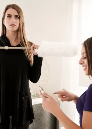 Возбужденный подросток Джиа Дерза приказывает своей роботизированной горничной заняться лесбийским сексом