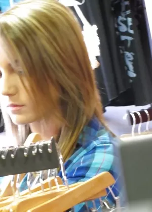 Рыжеволосая подросток Ариадна принимает болезненный анальный секс от своего репетитора