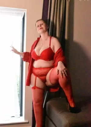 Тучная британская леди Лекси Каммингс раздвигает свою проколотую киску на покрытой ковром лестнице