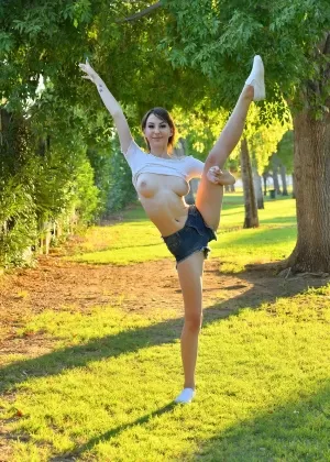 Гибкая девушка Тристан полностью раздевается под водопадом