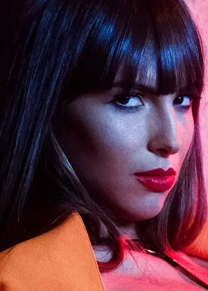 Феноменальная мамаша с большими сиськами Рэйчел Азиани раздевается и трет свою восхитительную киску