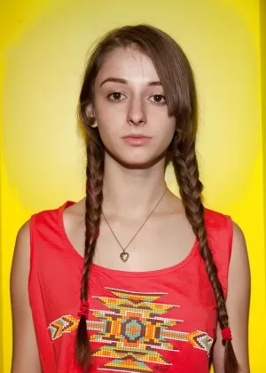 Худенькая брюнетка Реджина Муншайн снимает одежду из спандекса, чтобы позировать обнаженной в носках