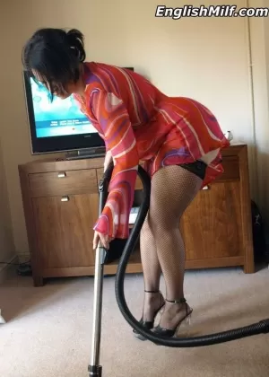 Толстая зрелая жена заводится и играет с пылесосом