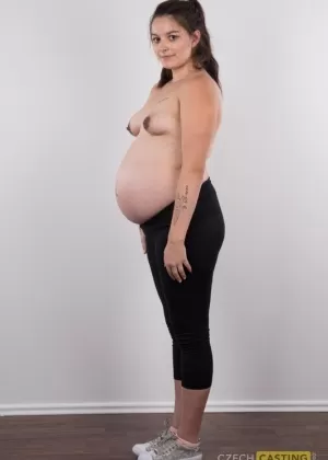 Одинокая девушка Тереза дебютирует обнаженной моделью во время тяжелой беременности