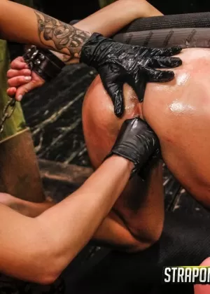 Сладкую рыжую Софию Гаджет трахают в жопу дилдо и кулаками оба пола