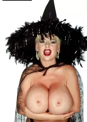 Пожилая порнозвезда Саренна Ли выставляет напоказ чудовищные сиськи перед мастурбацией влагалища