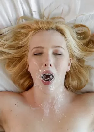 Симпатичная блондинка Саманта Роун пускает пузыри спермы после траха огромным членом