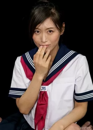 Красивая молоденькая азиатка Кендра Спейд отсасывает большой член, лежа на коврике