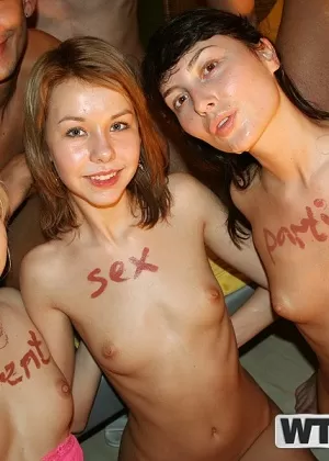 Блондинка жена занимается сексом с парой больших черных петухов на глазах у своего мужа