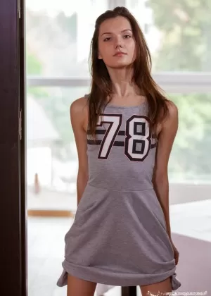 Стройная молоденькая Рогнед обнажает свою тугую попку и киску во время дебюта обнаженной модели