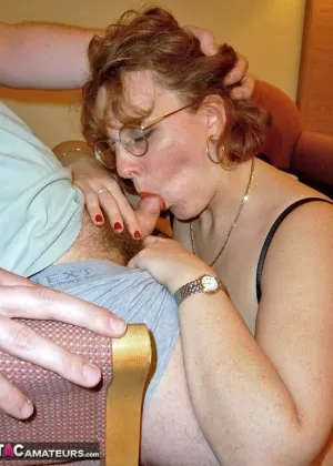 Британская любительница пышных форм Клэр надевает очки во время орального секса с мужчиной