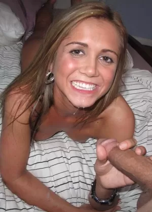 Подружка с бритой пиздой делает минет и получает сперму на лицо