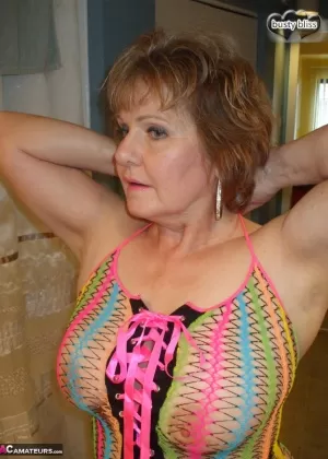 Старший новичок трахает пальцем свою бабушкину киску в чулках без промежности