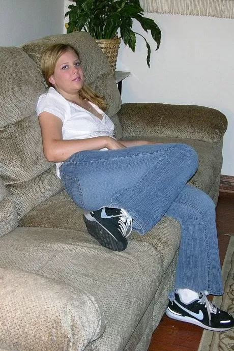 Молоденькая любительница делает глубокий минет члену перед тем, как трахнуться в бел 1