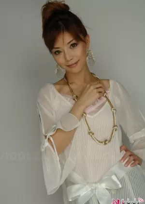 Молодая японская девушка с симпатичным личиком Аканэ Хотару моделирует не обнаженную натуру