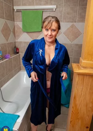 Грудастая зрелая женщина мастурбирует дилдо во время принятия ванны